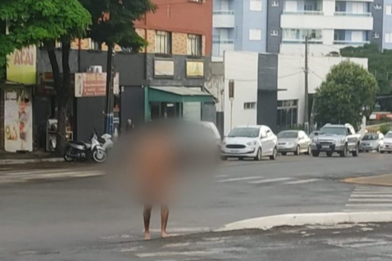 Em Surto Homem Caminha Pelado Pelo Centro De Cidade Do Paran