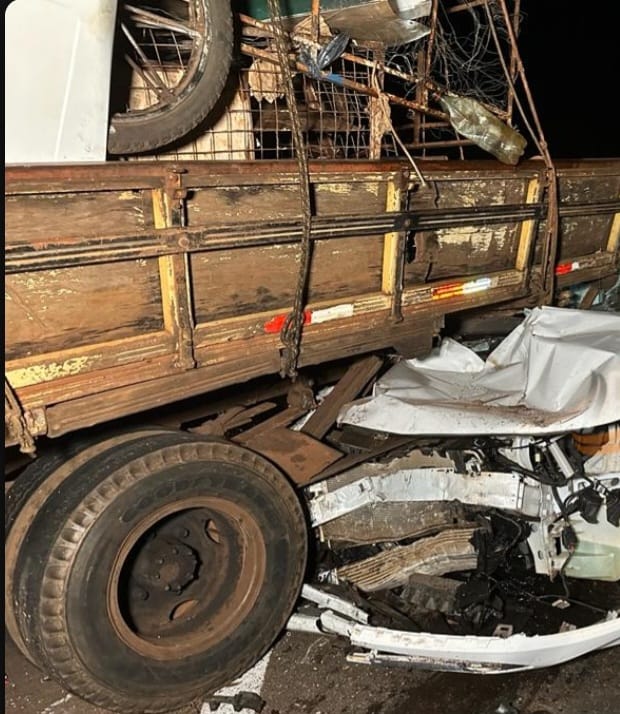 Máquina de lavar roupas cai de caminhão e provoca acidente