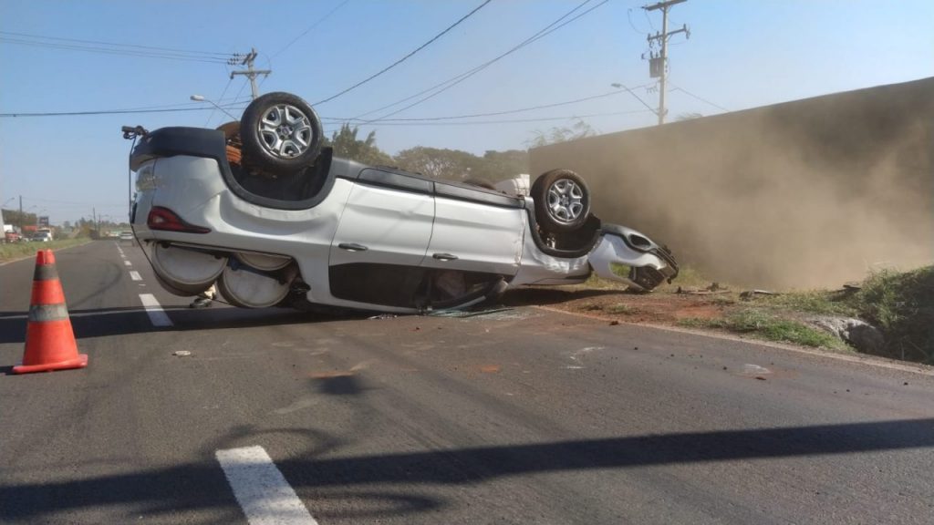 Motorista Capota Ve Culo Na Rodovia Br Em Maring