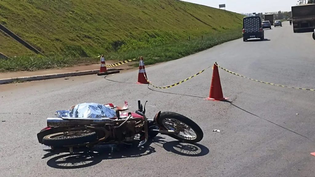 Motociclista que morreu em acidente carreta é identificado