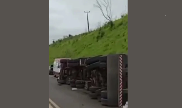 Carreta Frango Congelado Tomba Na Br E Carga Saqueada