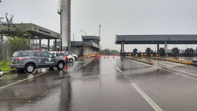 Quadrilha fecha rodovia, assalta pedágio e foge usando barco em São Vicente