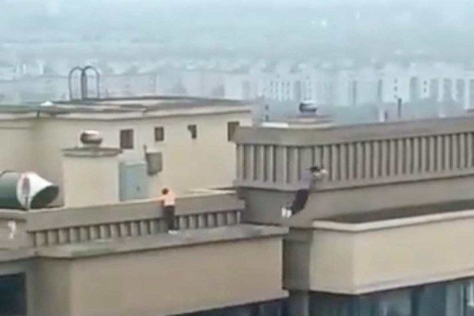 Crianças brincam no telhado de um prédio de 27 andares e vídeo viraliza
