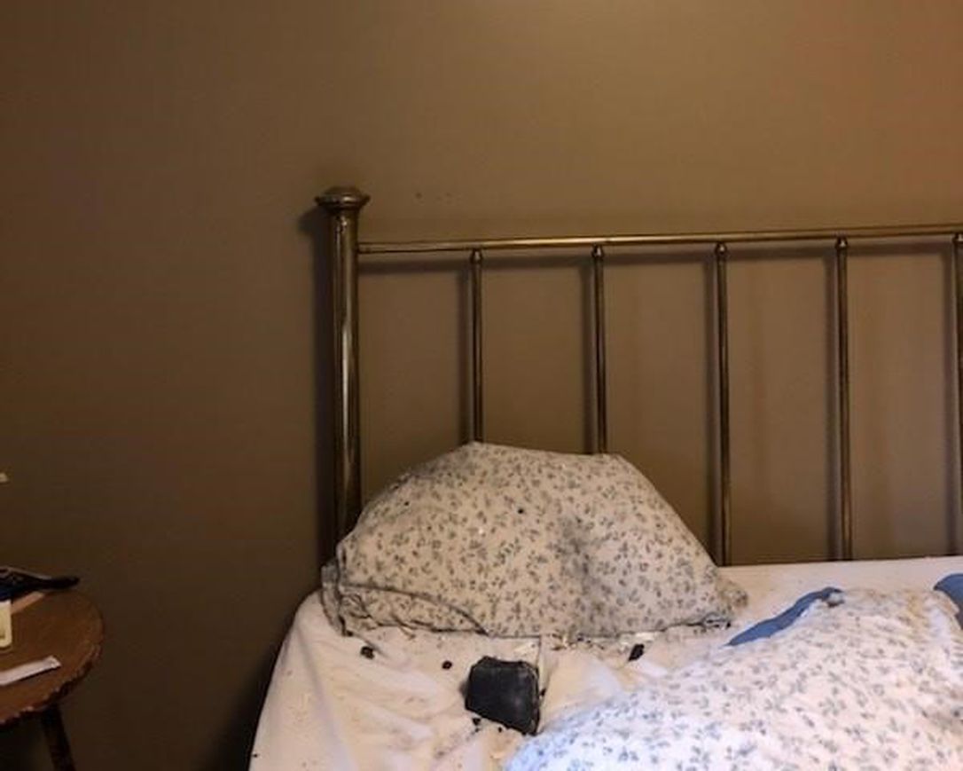 Mulher quase é atingida por meteorito enquanto dormia