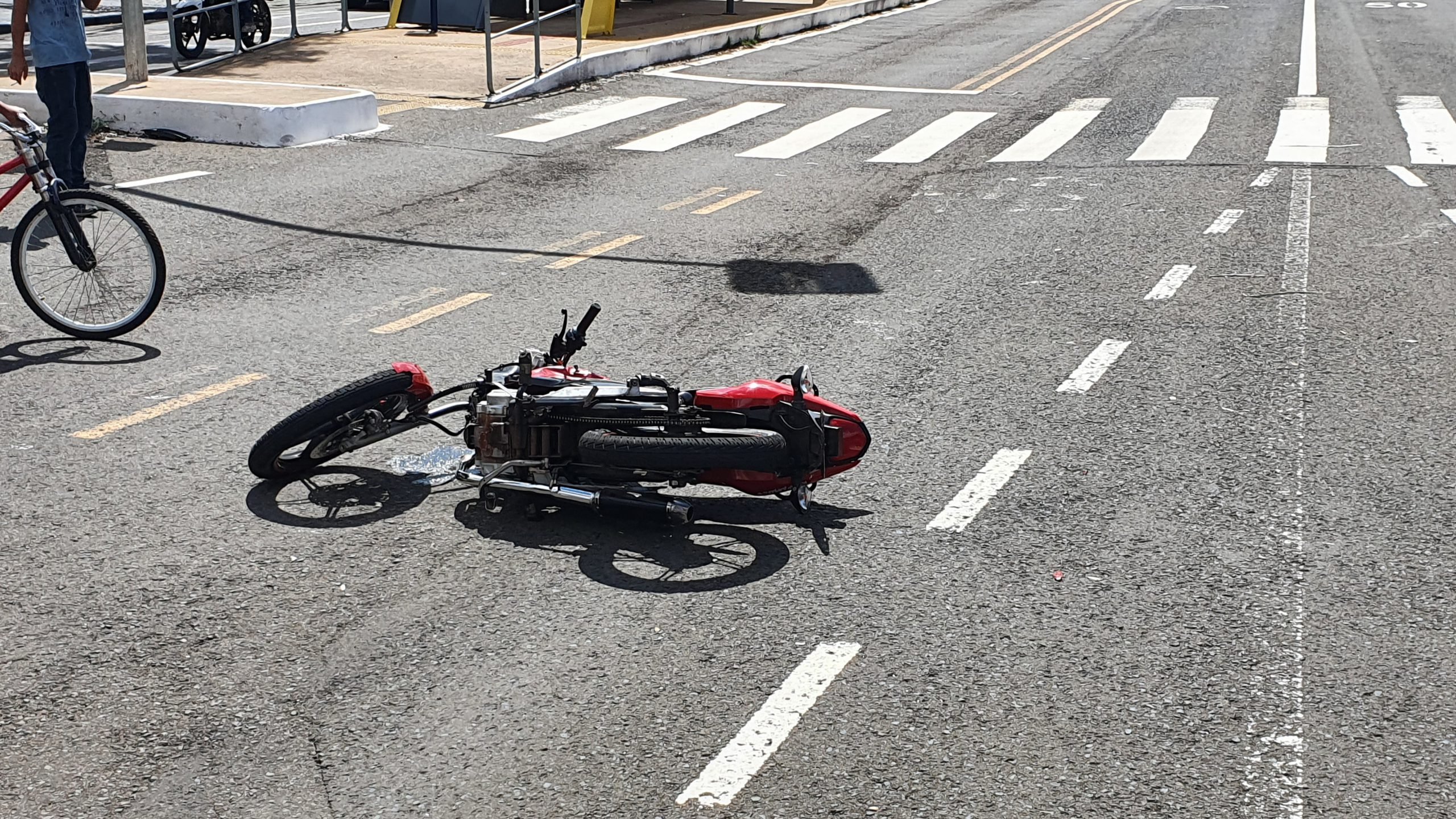 Motociclista de 21 anos é internado em estado grave após acidente em Maringá