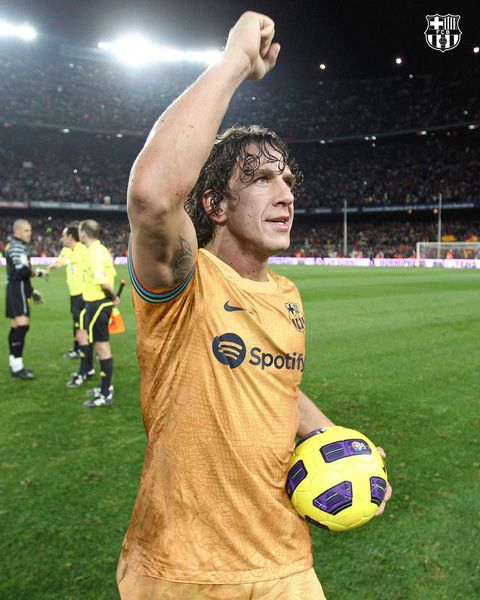 Esse é o jogador mais honesto do mundo! #carlespuyol #Barcelona #Messi