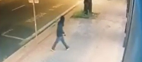 Um vídeo mostra a ação de ladrões que roubaram uma loja na Avenida Getúlio Vargas, na região central de Maringá.