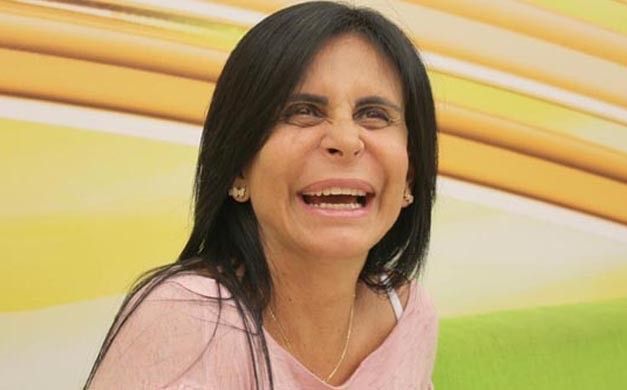 Aos 62 anos, cantora Gretchen posa de bíquini fio-dental