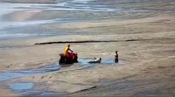 Mulheres 'atolam' em nova faixa de areia de Balneário Camboriú
