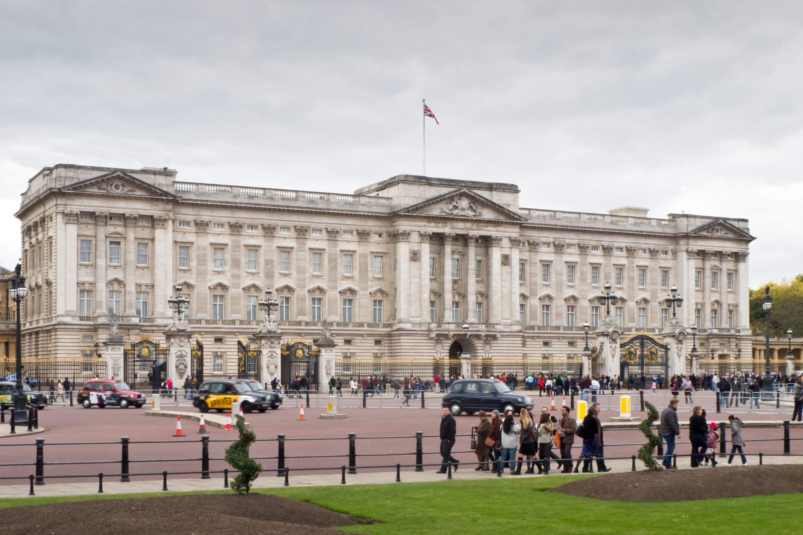 Vaga de trabalho na limpeza do Palácio de Buckingham paga até R$ 143 mil por ano