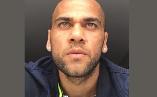 Jogador Daniel Alves é acusado por compositores de violar direitos autorais