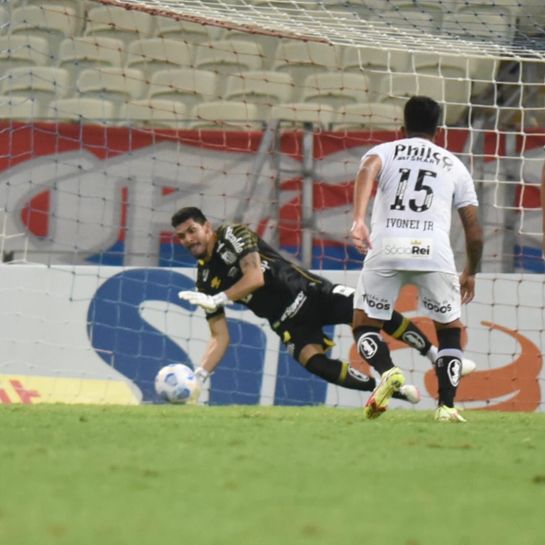 João Paulo está entre os goleiros com mais defesas no Brasileirão –  Santistas