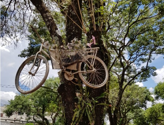 ‘Ghost Bikes’ homenageiam ciclistas mortos no trânsito em Maringá