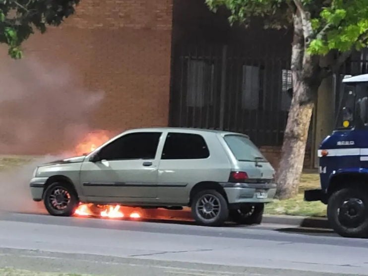 Mulher descobre traição e incendeia carro do namorado
