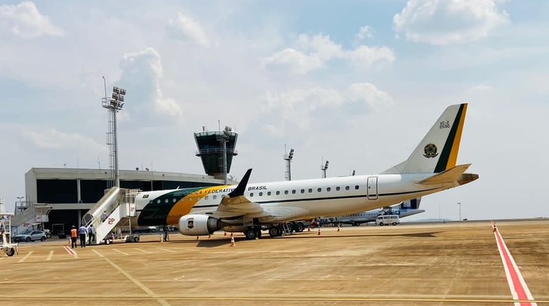 Avião pousa no Aeroporto de Cascavel nesta tarde de quinta-feira (15)