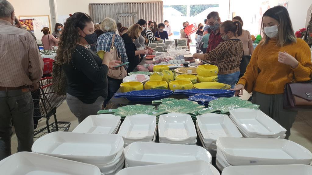 Consumidores na Feira de Louças Beneficente promovida em Maringá. 