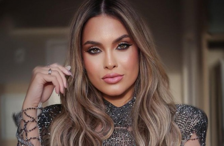 De biquíni-fio dental, Sarah Andrade posta foto e tira fôlego de seguidores