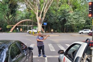 Jovem violonista destaca a música nos semáforos de Maringá