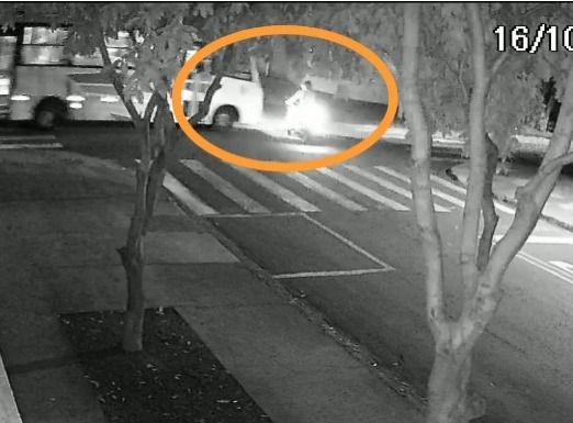 Câmera registra acidente entre ônibus e moto, em Maringá