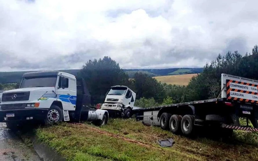 Motorista de guincho morre atropelado por carreta que rebocava no PR