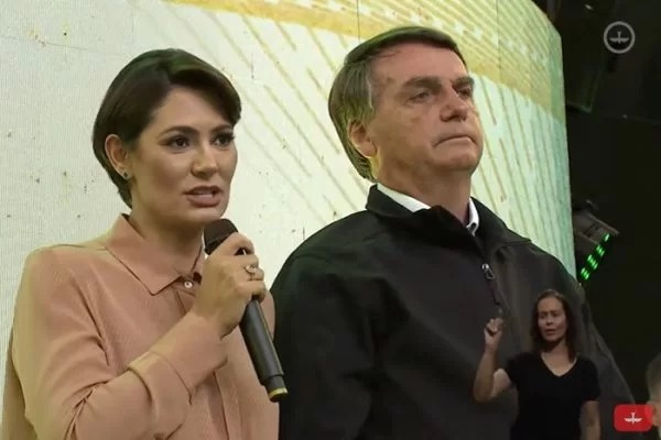 Michelle se pronuncia sobre ela e Bolsonaro não se seguirem nas redes