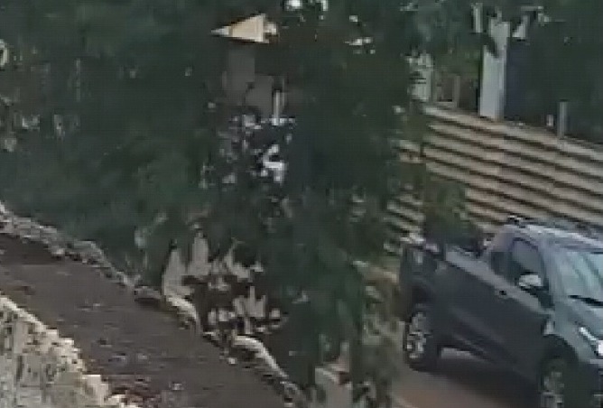 Câmera de segurança mostra atirador chegando para matar motociclista