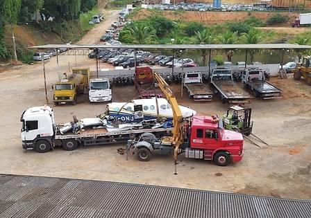 Vídeo: policiais viram vítima com vida no resgate do avião de Marília Mendonça 