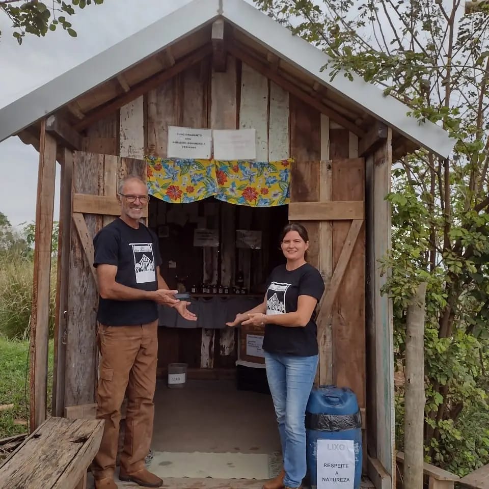 Família de Maringá faz sucesso com barraca sem atendente em sítio