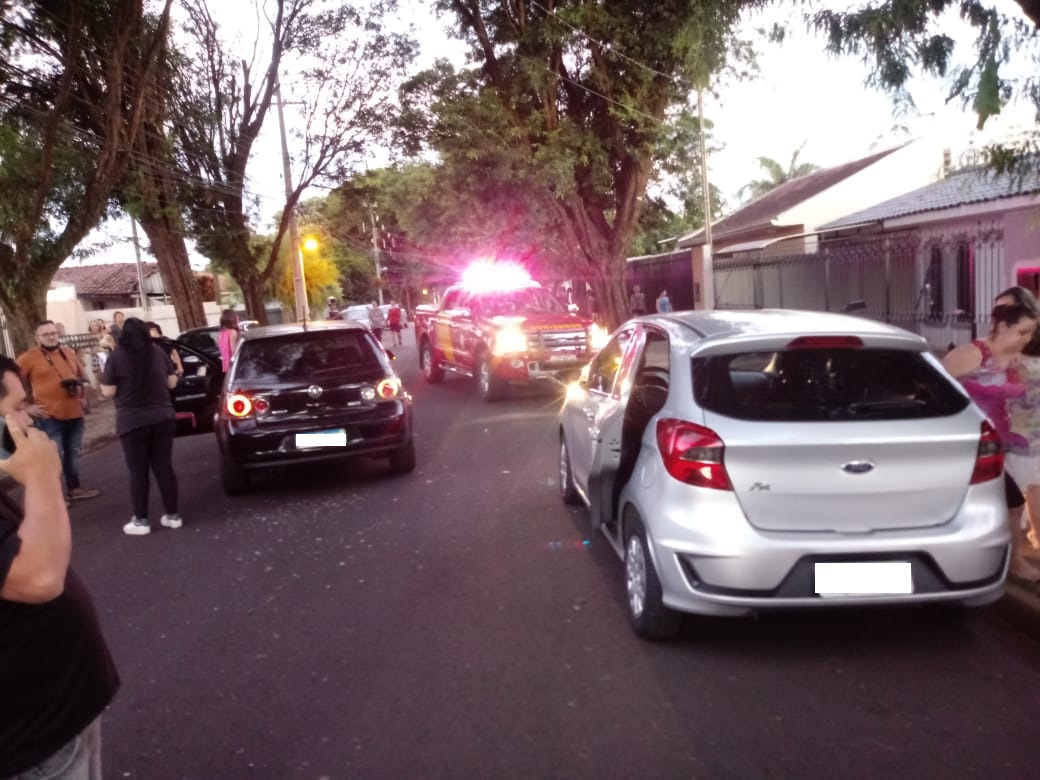 Condutor fica ferido ao descer do carro e ser atropelado em Maringá