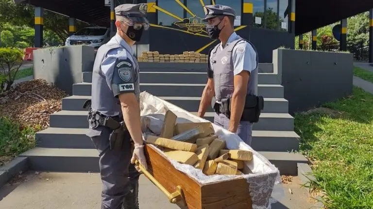 Caixão recheado de maconha é apreendido em carro funerário que saiu do Paraná