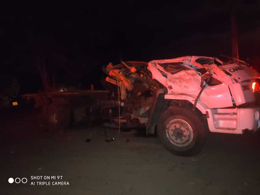 Homem é socorrido em estado grave após capotar carro na Estrada Pinguim, em Maringá