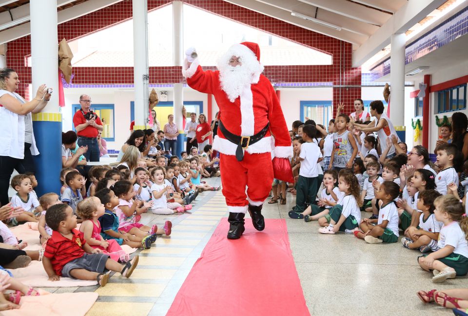 Papai Noel dos Correios: conheça os pedidos feitos por crianças de Maringá