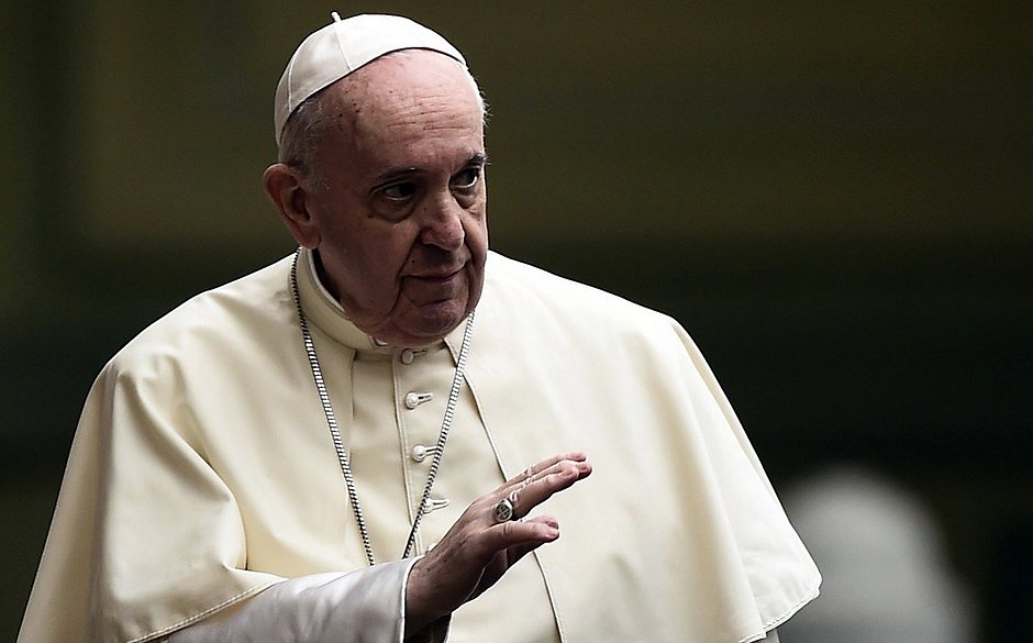 Correios interceptam envelope com três balas endereçado ao papa