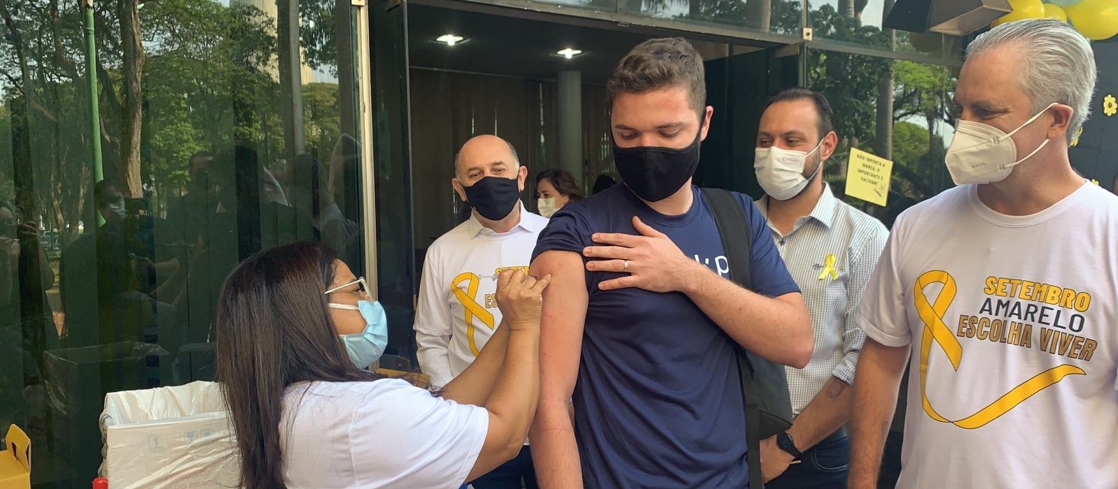 O jovem Felipe Forcelli foi o primeiro a receber a dose da vacina nesta quinta-feira, 16