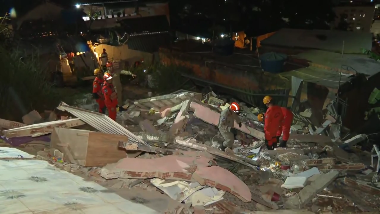 Casa de três andares desaba e deixa um morto e três feridos no Rio 