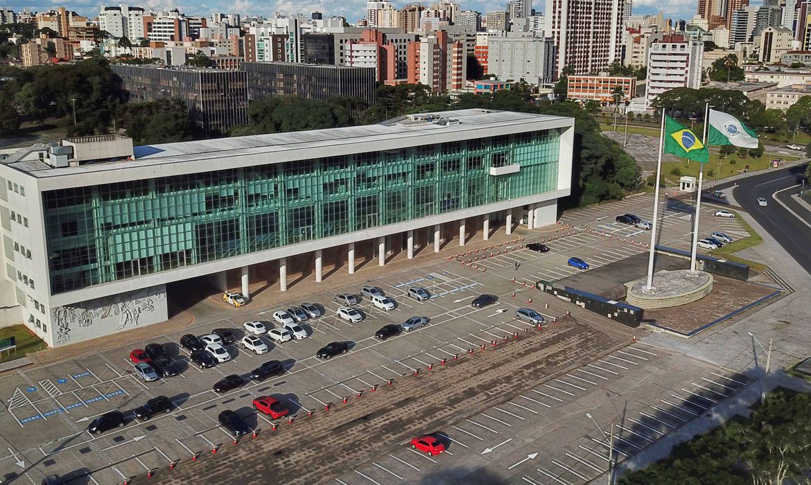 Governo do Paraná suspende medidas restritivas; máscara segue obrigatória