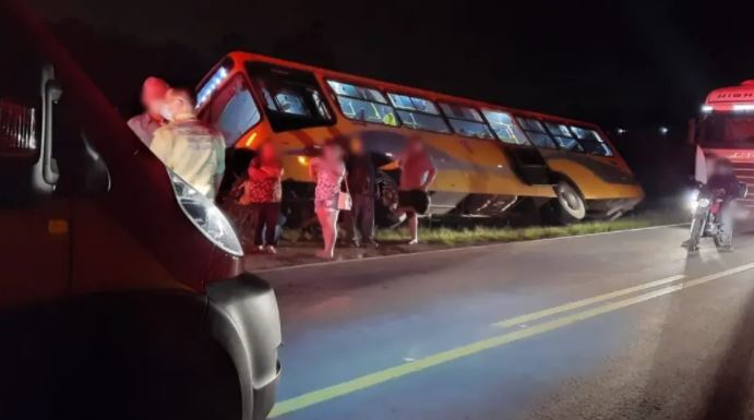 PR: Ônibus tenta desviar de carro e tomba com mais de 40 passageiros a bordo | Foto: Eliandro Santana/Banda B