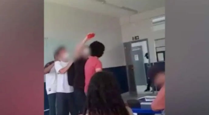 Professor invade sala, joga água na cabeça de colega e diz que foi a 1ª vez que ele 'lavou o cabelo'