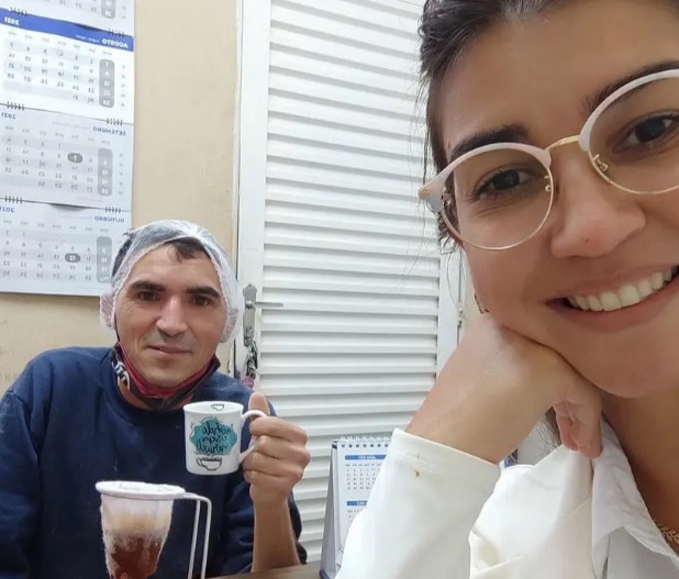 Jovem que contratou homem que pedia emprego no semáforo em Maringá é finalista no Prêmio Razões para Acreditar