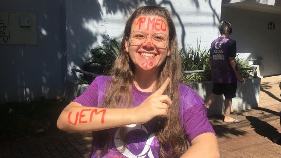 Foto mostra a dona da maior nota no vestibular da uem