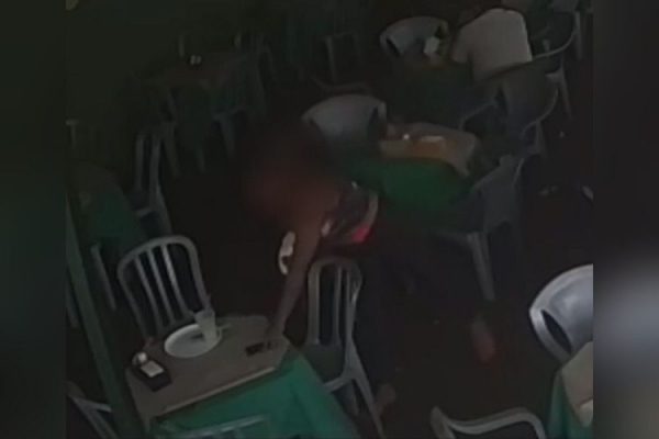 Vídeo: funcionária de restaurante furta celular de R$ 2 mil de cliente