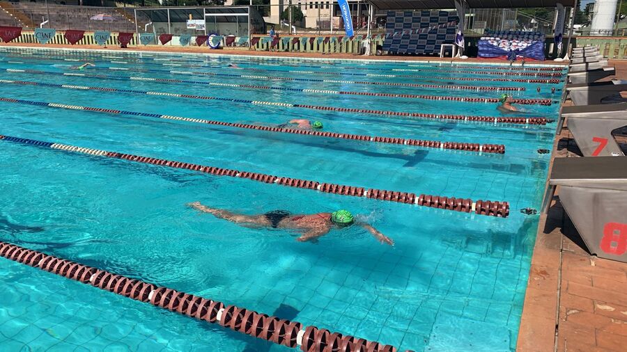 Nadadores participam de prova com 25 horas de duração em Maringá