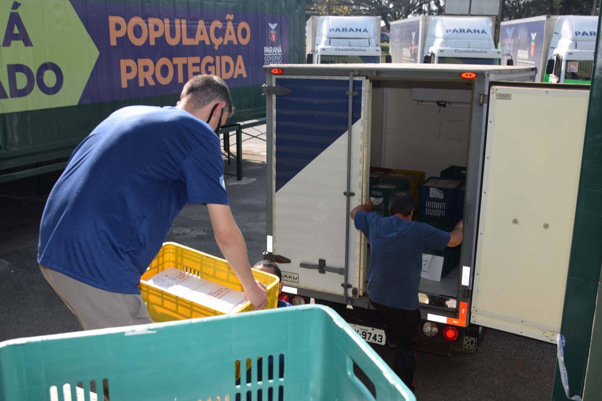 Profissionais organizando a entrega de vacinas no Paraná. 