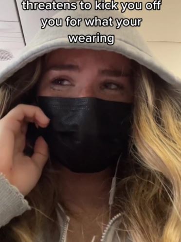 Menina é desrespeitada por comissária de bordo por vestimenta durante voo