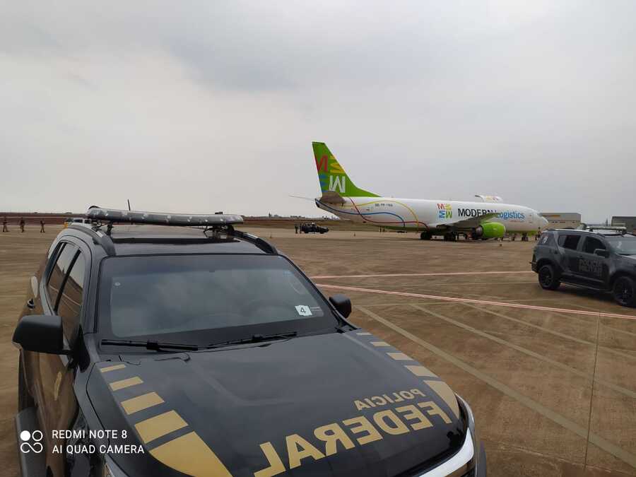 Avião pousa no Aeroporto de Cascavel nesta tarde de quinta-feira (15)