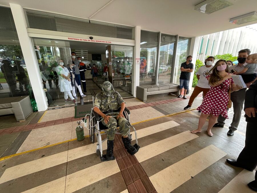 Policial vence a covid-19 e recebe homenagens ao deixar hospital de Maringá