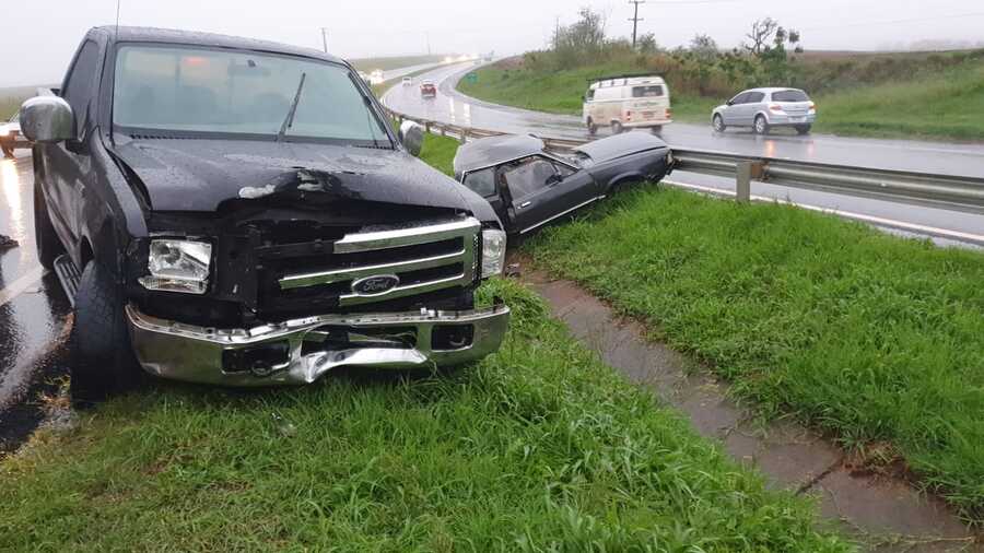 Motorista morre após parar o carro em acostamento durante chuva e ser atingido por outro veículo