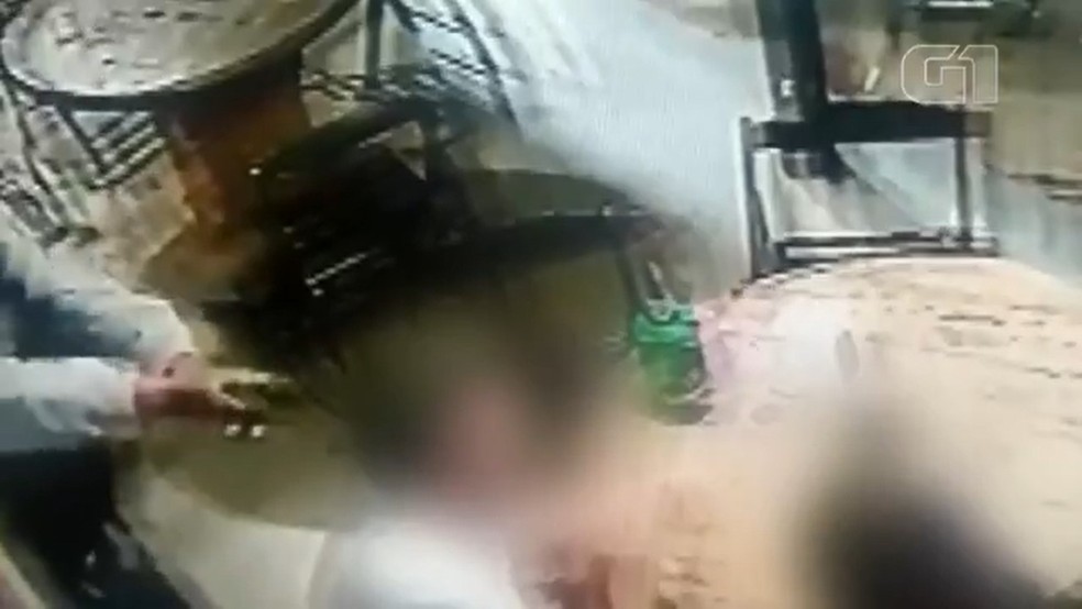 Homem tenta matar professor em bar e arma falha 3 vezes