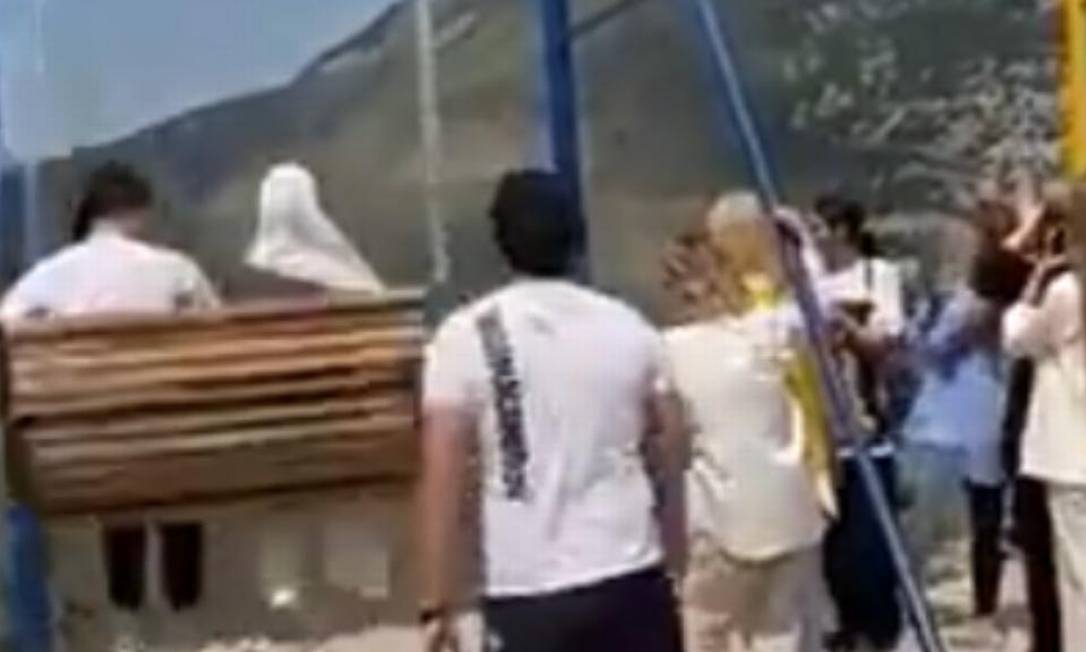 Mulheres sobrevivem a queda de balanço com quase dois mil metros de altura