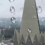 Domingo amanhece com chuva em Maringá